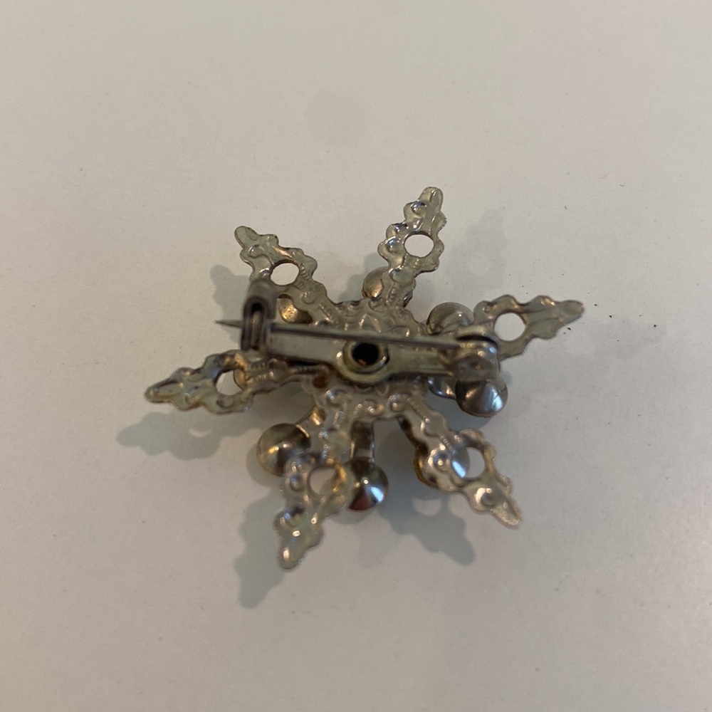 Vintage Snowflake Pun Brooch Rhinestones - Picture 2 of 3